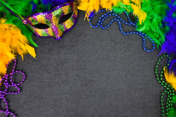 mardi gras carnival mask and feather boa over blackboard background - carnival accessories flat lay imagens e fotografias de stock