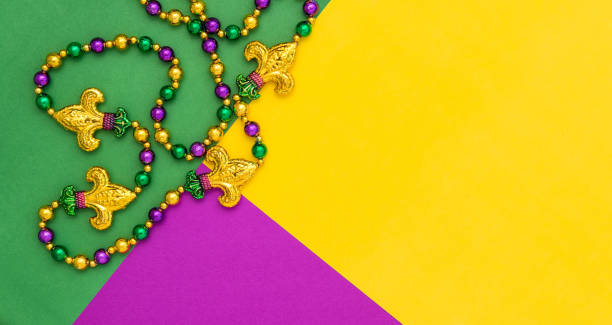 mardi gras decoration beads colorful background - carnival accessories flat lay imagens e fotografias de stock