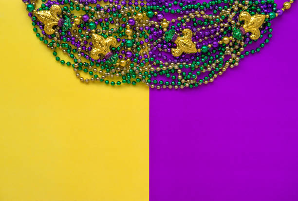 mardi gras decoration beads fleur holidays flat lay background - carnival accessories flat lay imagens e fotografias de stock