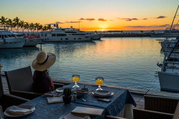 margaritas bij de jachthaven - sunset dining stockfoto's en -beelden