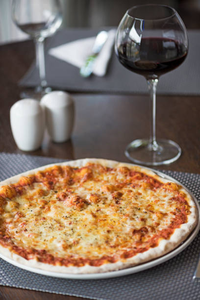 pizza margherita con bicchiere di vino rosso - spezia napoli foto e immagini stock