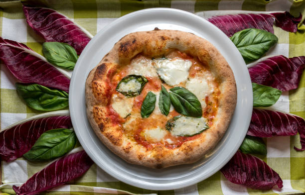 margherita pizza con pomodoro, mozzarella e basilico - spezia napoli foto e immagini stock