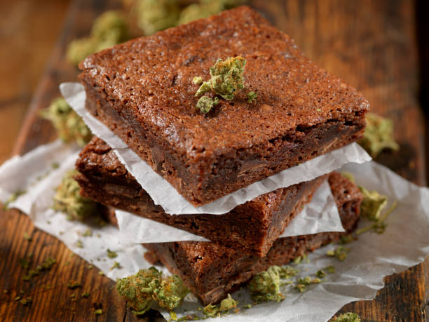 marihuana brownies - marihuana gedroogde cannabis stockfoto's en -beelden
