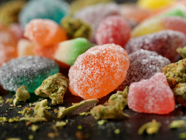 marihuana zure gummy snoepjes - marihuana gedroogde cannabis stockfoto's en -beelden