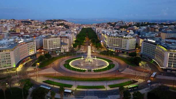 piazza marques de pombal, uno dei paesaggi urbani e luoghi più emblematici di lisbona - correa foto e immagini stock