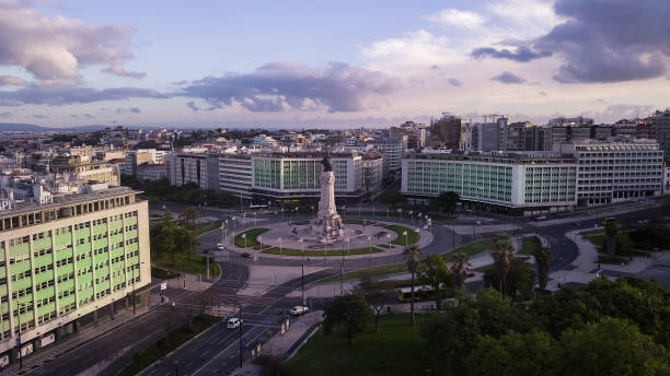 piazza marques de pombal, uno dei paesaggi urbani e luoghi più emblematici di lisbona - correa foto e immagini stock