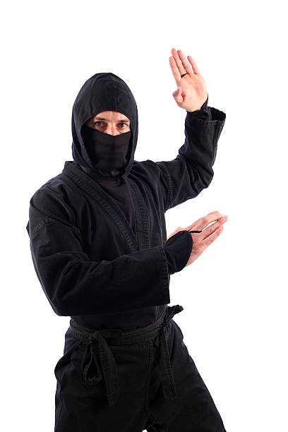 arts martiaux ninja en noir menace traditionnelle de karaté - ninja photos et images de collection