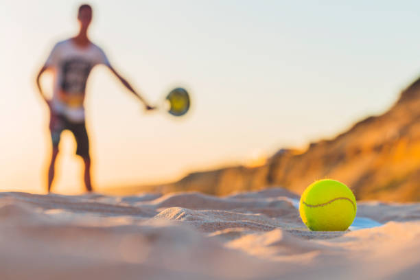 martian defocused que joga o tênis - beach tennis - fotografias e filmes do acervo