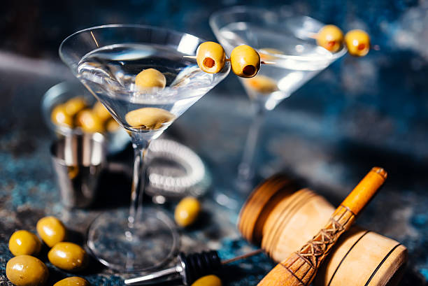 martini, cocktail cổ điển với ô liu, vodka và gin - classic martini hình ảnh sẵn có, bức ảnh & hình ảnh trả phí bản quyền một lần