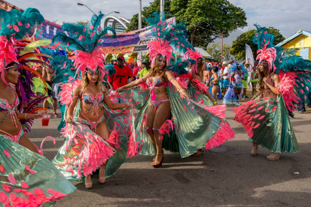masken vergnügen sich in den harts karneval präsentation-ultraviolett-dschungel - tobago stock-fotos und bilder