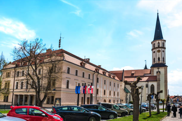 piazza del maestro paolo con municipio e basilica di san giacomo nel centro storico di levoca - unesco (slovacchia) - jacobs foto e immagini stock