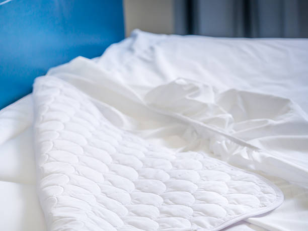 servilletas de tela de colchón, cubierta de ácaros del polvo y topper - mattress protector fotografías e imágenes de stock