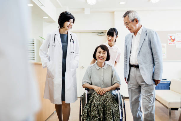 車椅子で退院する成熟した日本人女性 - 退院 ストックフォトと画像