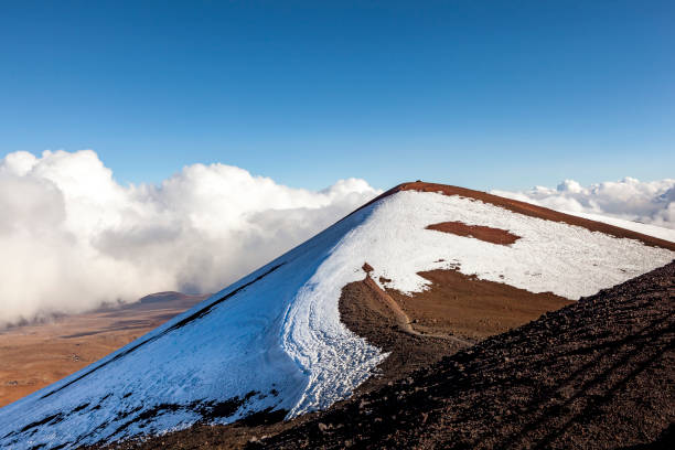 mauna kea volcano peak snow capped, big island hawaii mauna kea volcano peak snow capped at 4200 metres above sea level, big island hawaii, usa. mauna kea stock pictures, royalty-free photos & images