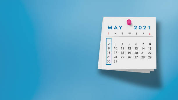 2021 mei kalender op notitie pad tegen blauwe achtergrond - mei stockfoto's en -beelden