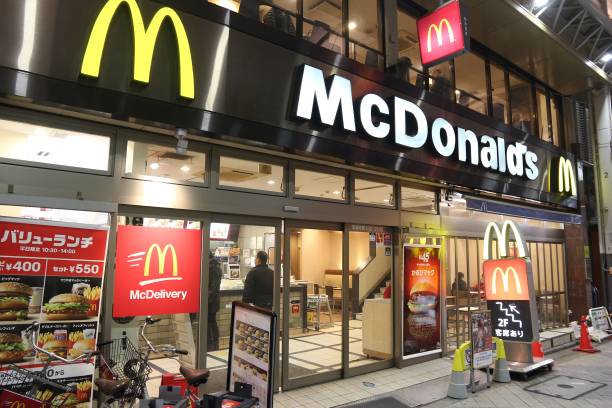 McDonald's Japan McDonald's fast food restaurant in Tokyo. McDonald's had 36,900 restaurants worldwide in 2016. mcdonalds japan stock pictures, royalty-free photos & images