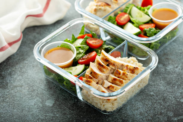 Meal prep containers with grilled chicken Meal prep lunch box containers with grilled chicken and fresh vegetables food state stock pictures, royalty-free photos & images