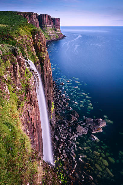 mealt waterfall on the isle of skye coast / scotland - isle of skye stockfoto's en -beelden