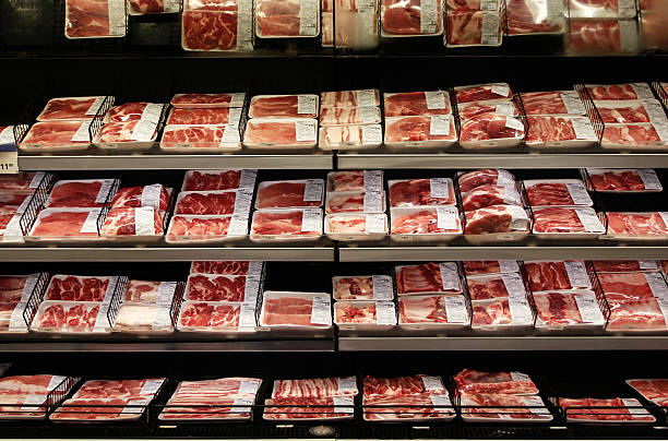 fleischabteilung im supermarkt - fleisch stock-fotos und bilder