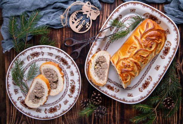 мясной праздничный рулет с еловыми ветками - pork pine bildbanksfoton och bilder