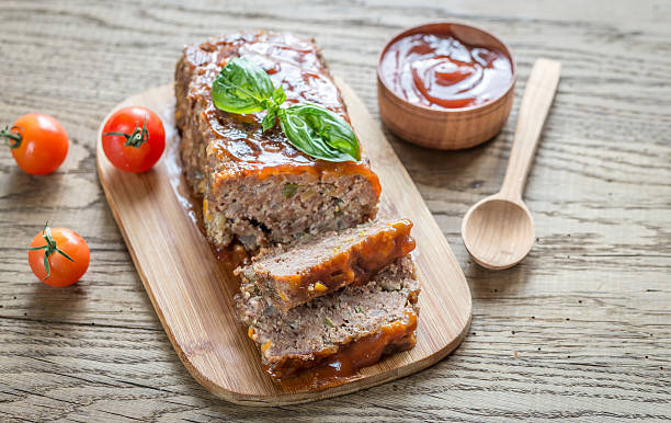 meat loaf with barbecue sauce on the wooden board - meatloaf stockfoto's en -beelden