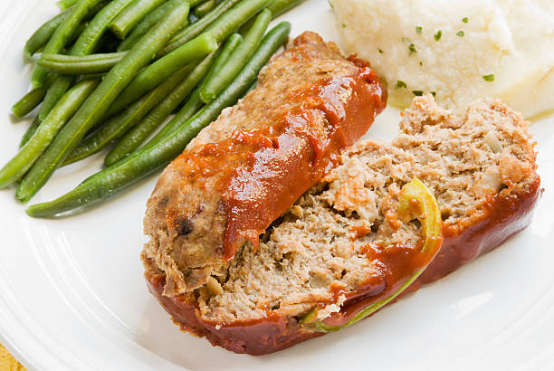 으깬 감자와 녹색 콩을 곁들인 고기 덩어리 - meat loaf 뉴스 사진 이미지