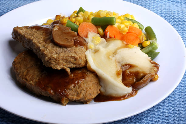 meat loaf with mashed potatoes and vegetables - meat loaf 個照片及圖片檔