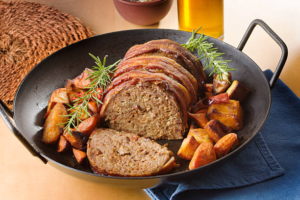 meat loaf with roasted vegetables hz - meat loaf 個照片及圖片檔
