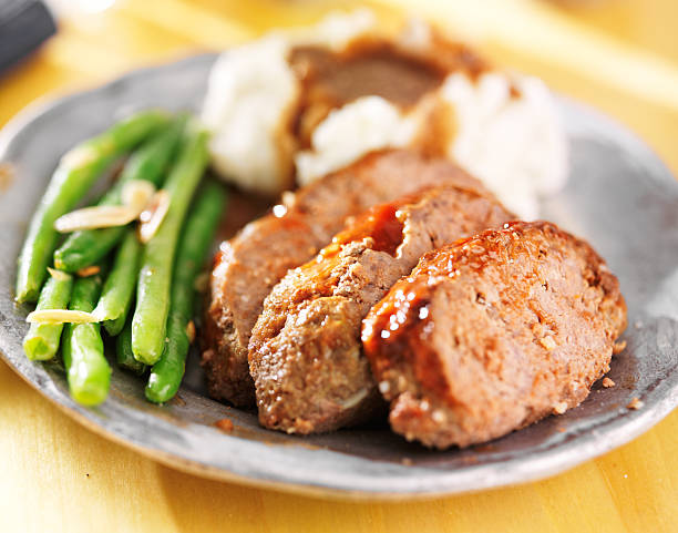 meatloaf with greenbeans and mashed potatoes meatloaf with greenbeans and mashed potatoes shoy with selective focus meat loaf stock pictures, royalty-free photos & images