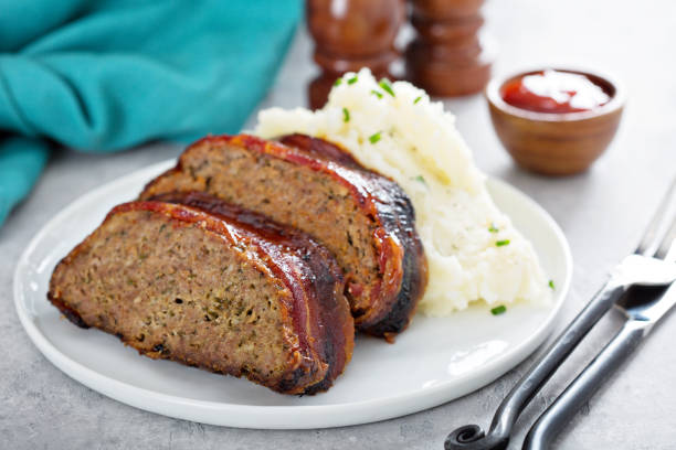 Meatloaf with mashed potatoes Meatloaf wrapped in bacon with mashed potatoes meat loaf stock pictures, royalty-free photos & images