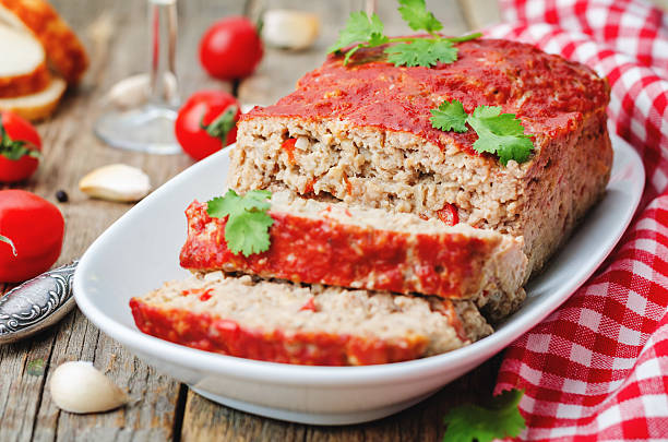 meatloaf with onion, pepper and garlic - meat loaf stockfoto's en -beelden