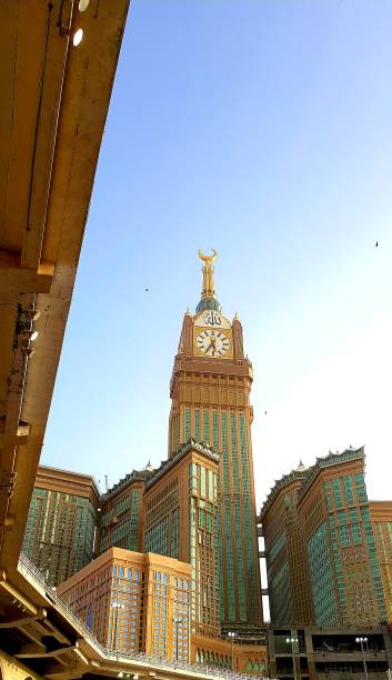 mecca royal clock tower, mekke, suudi arabistan - saat kulesi stok fotoğraflar ve resimler
