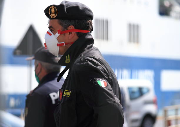 medizinisches und polizeiliches personal kontrollieren die einreise in italienisches hoheitsgebiet - italienisches militär stock-fotos und bilder