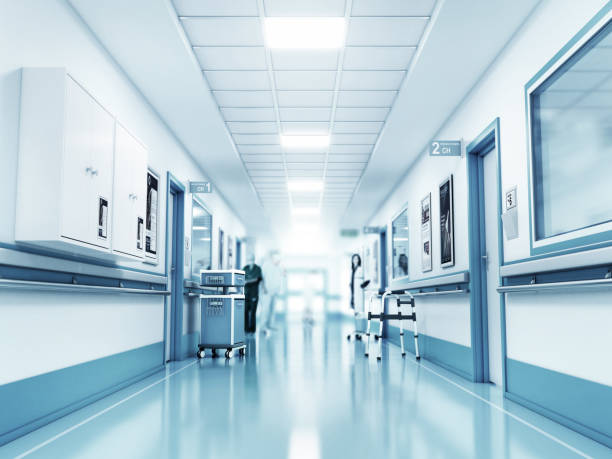 медицинская концепция. больничный коридор с комнатами - hospital стоковые фото и изображения