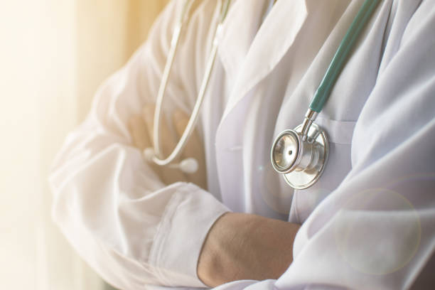 medische arts of arts personeel in witte jurk uniform met stethoscoop in ziekenhuis of kliniek service, healthcare concept. - doctor stockfoto's en -beelden