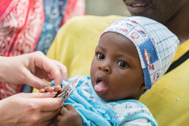 medisch onderzoek van afrikaanse baby - malaria stockfoto's en -beelden