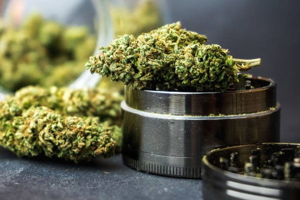 medische de bloemknoppen van de marihuana in glaskruik en molen - onkruid stockfoto's en -beelden