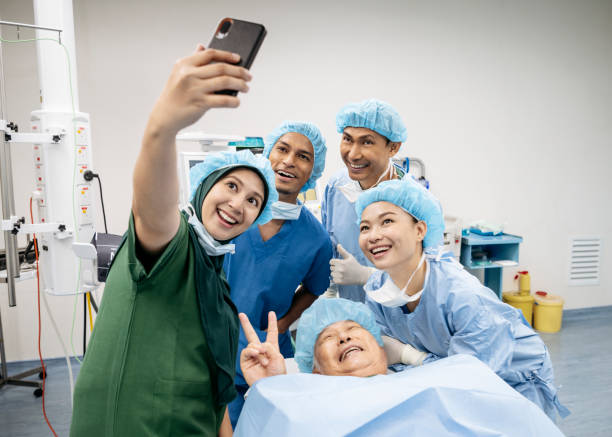 medicinska teamet selfie med patienten i operationssalen - happy scrubs nurse phone bildbanksfoton och bilder