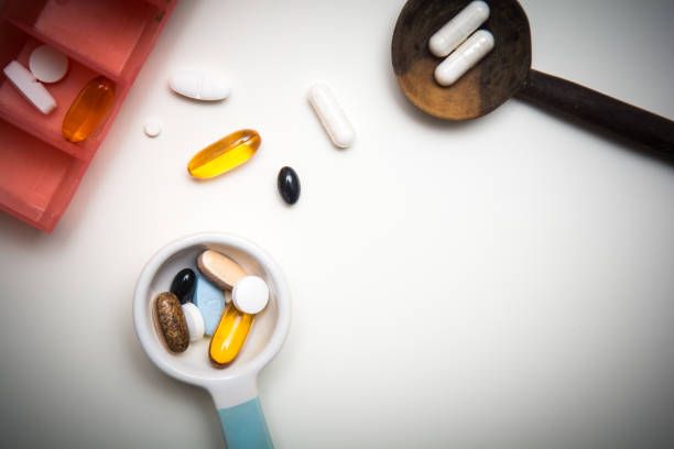 Medicamento medido para una dosis diaria para tomar comprimidos - foto de stock