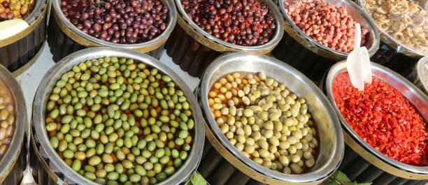 stallo del mercato mediterraneo con grandi olive e peperoni rossi per s - verona napoli foto e immagini stock