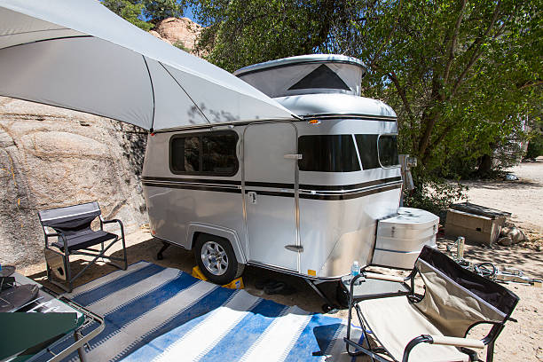在亚利桑那州的普雷斯科特露营地狐獴微小的露营拖车猫鼬品牌露营拖车，这是一个真正的小房子在轮子上的轮子股票的图片，免版税的相片和图片小房子