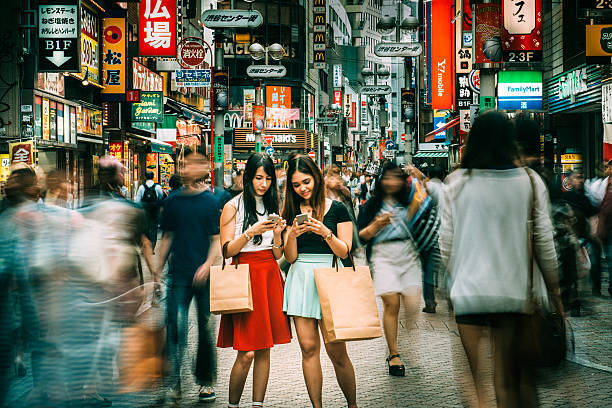 meeting point shibuya crossing in tokyo - maatwerk reizen stockfoto's en -beelden