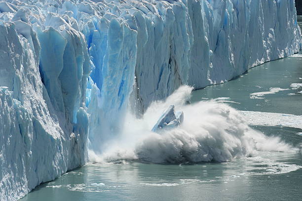 melting glacier in a global warming environment - arctis stockfoto's en -beelden