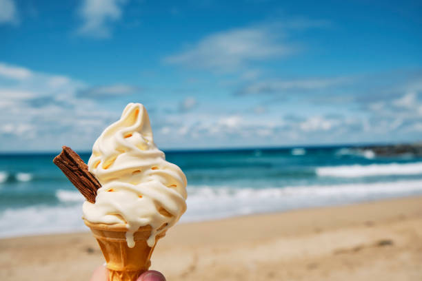 明るい晴れた6月の日にフィストラルビーチ、ニューキー、コーンウォールでアイスクリームを溶かす。 - アイスクリーム ストックフォトと画像