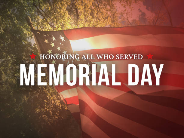 memorial day - en honor a todos los que sirvieron texto gráfico sobre el fondo de la bandera estadounidense - memorial day fotografías e imágenes de stock