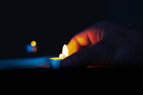 memorial day giornata internazionale della memoria dell'olocausto la candela brucia - giorno della memoria foto e immagini stock