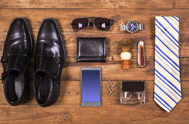 acessórios homem organizados na tabela em knolling disposição - business man shoes on desk imagens e fotografias de stock