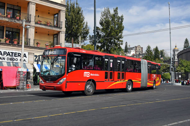 メキシコシティのバス高速輸送システムにおけるメルセデス・ベンツマルコポーロ - 連節バス 写真 ストックフォトと画像
