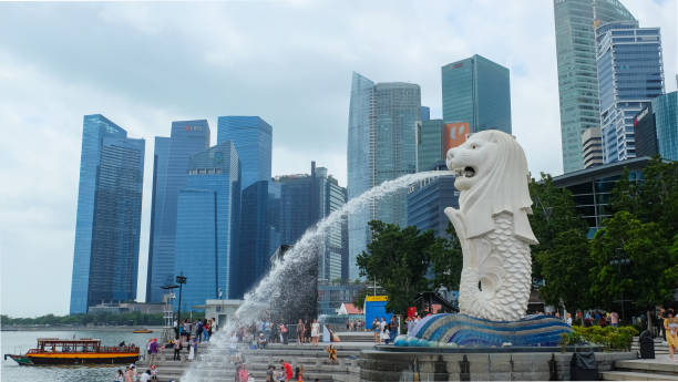 Merlion, the symbol of Singapore with the backdrop of the skyscrapers in the financial district singapura stock pictures, royalty-free photos & images
