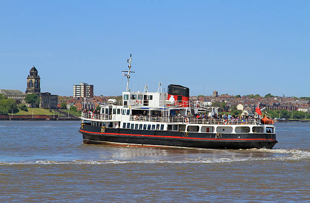 Mersey Ferry The world famous Mersey ferry gently turns to head for seacombe in a beautiful summers day the wirral stock pictures, royalty-free photos & images